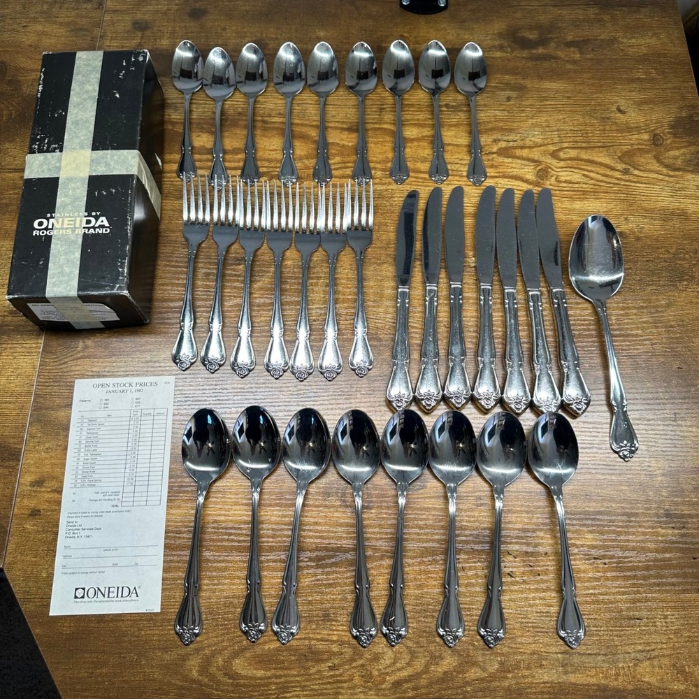 Oneida 1881 Rogers Arbor Rose Stainless Flatware Set 32 Piece USA Original Box